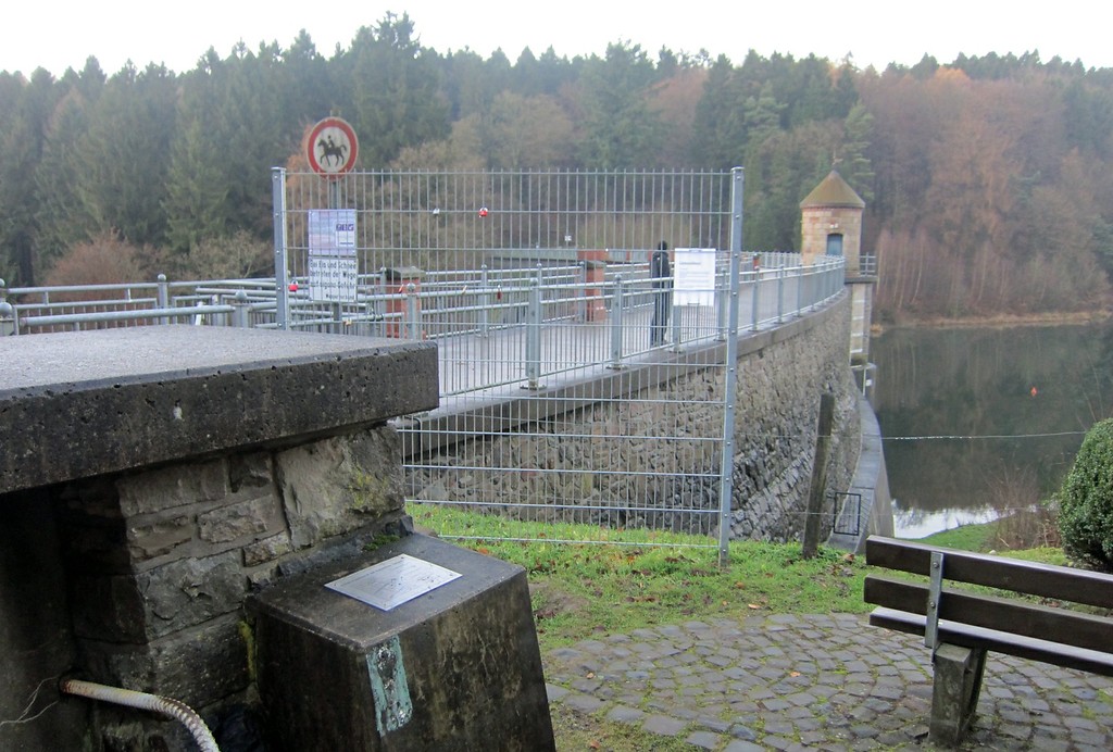 Blick über die westliche Seite der Staumauer der Ronsdorfer Talsperre bei Wuppertal (2014).