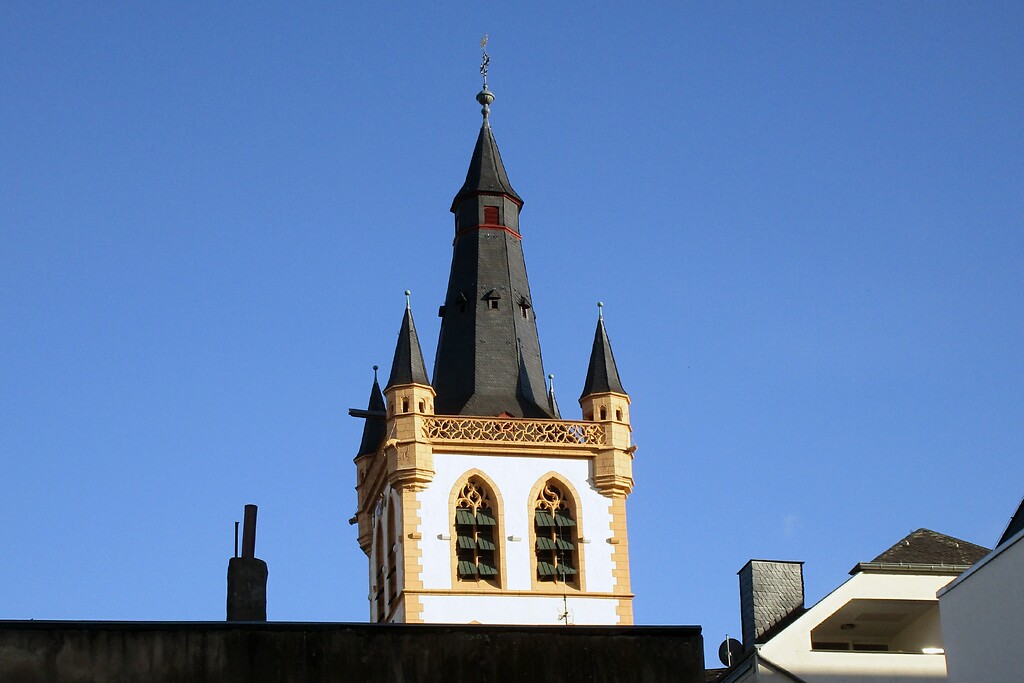 Blick von Westen her auf den Turm der Markt- und Stadtkirche St. Gangolf am Trierer Hauptmarkt (2020).