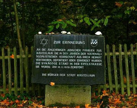 Erinnerungs- und Gedenkstein an die Kastellauner jüdische Gemeinde und die 1938 zerstörte Synagoge auf dem jüdischen Friedhof Kastellaun (2008)