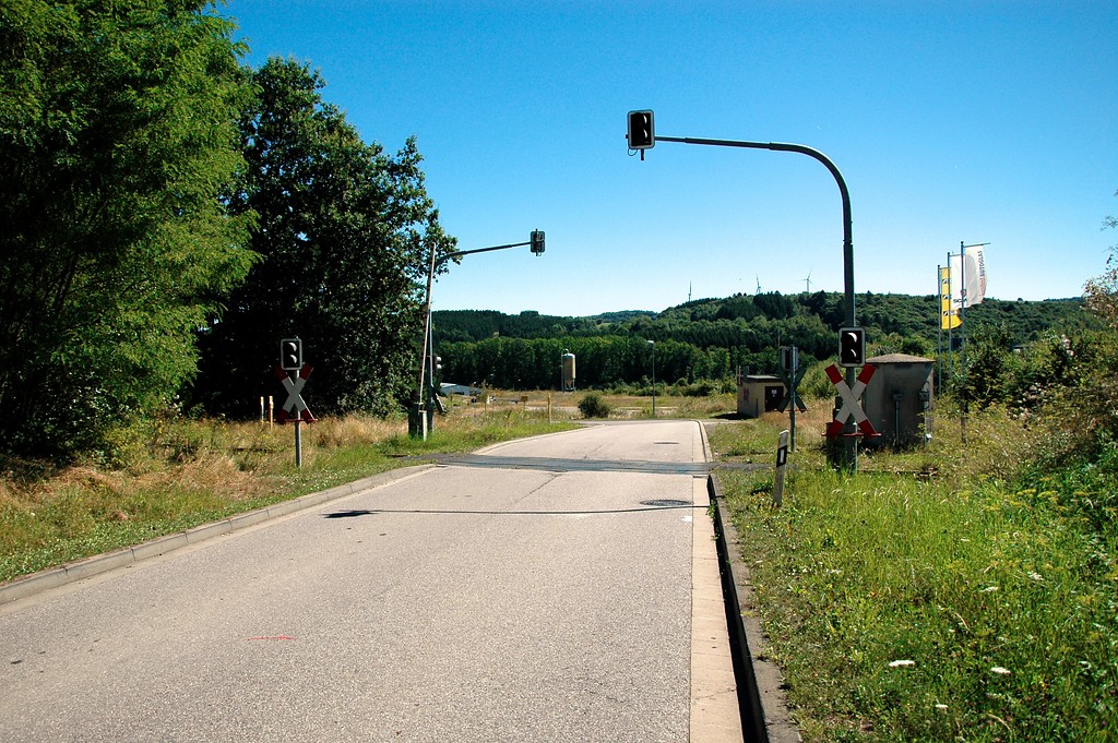 Bahnübergang zum Industriegebiet in Otzenhausen - von der Straße aus gesehen (2016).