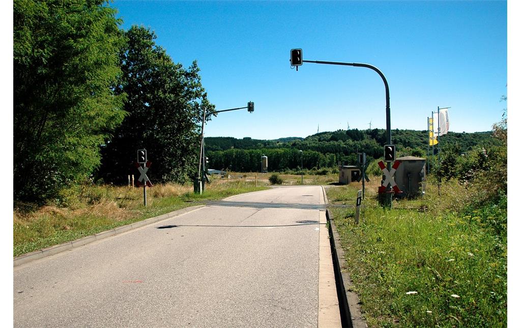 Bahnübergang zum Industriegebiet in Otzenhausen - von der Straße aus gesehen (2016).