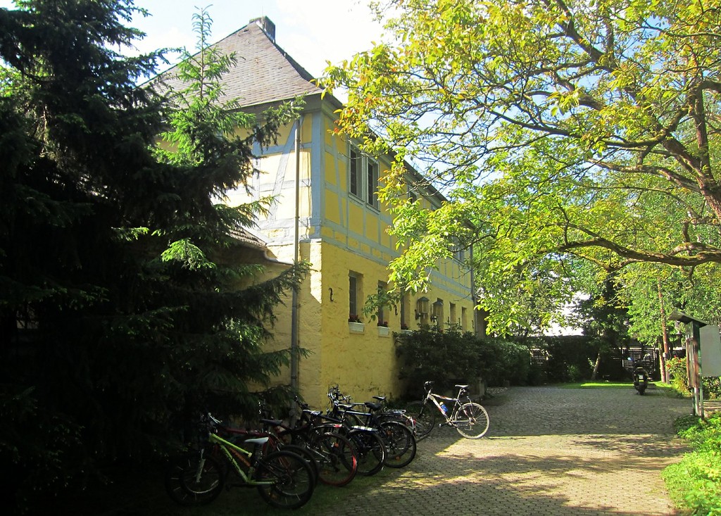 Die rückwärtige Ansicht des früheren Herrenhauses Rott in Troisdorf-Rotter See als Teil der heutigen Hofanlage (2014)
