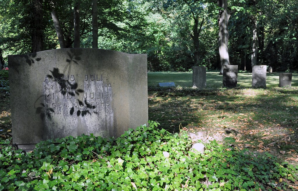 Grabsteine auf dem neuen jüdischen Friedhof auf dem Duisburger Waldfriedhof (2016).
