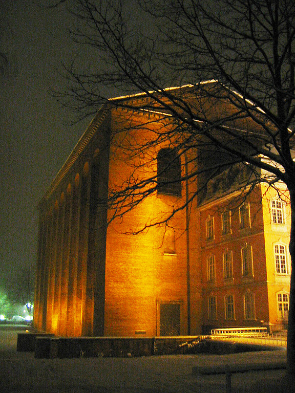Die Römische Palastaula in Trier, die so genannte Konstantinbasilika, aus südlicher Richtung vom Palastgarten aus gesehen (2004). Rechts im Bild schließt sich ein Gebäudeteil des kurfürstlichen Palais an.