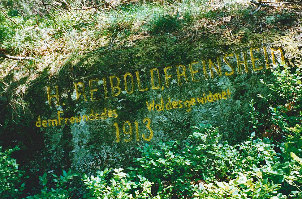 Stein mit Inschrift "H. Reibold, Freinsheim dem Freunde des Waldes gewidmet 1913" (2019)