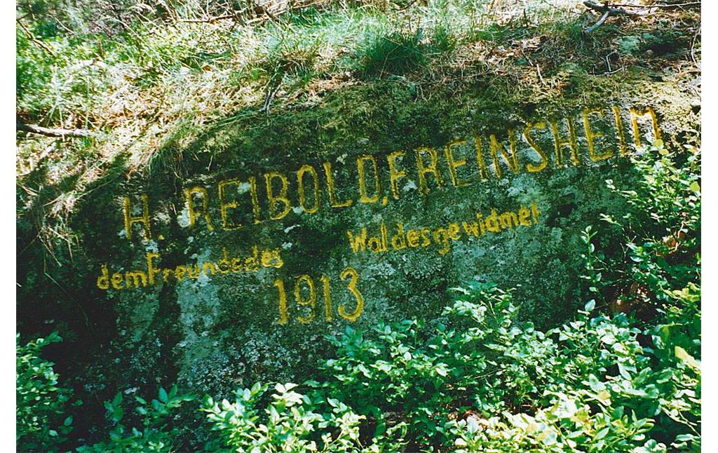 Stein mit Inschrift "H. Reibold, Freinsheim dem Freunde des Waldes gewidmet 1913" (2019)