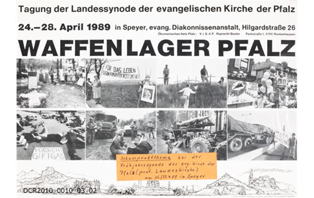 Plakat der Friedensbewegung von Erika Sulzer-Kleinemeier mit acht Schwarz-Weiß-Fotos von Aktionen der Friedensbewegung, Soldaten und Militärischem Gerät.