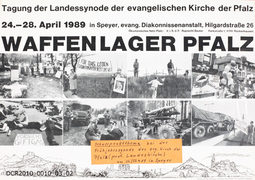 Plakat der Friedensbewegung von Erika Sulzer-Kleinemeier mit acht Schwarz-Weiß-Fotos von Aktionen der Friedensbewegung, Soldaten und Militärischem Gerät.