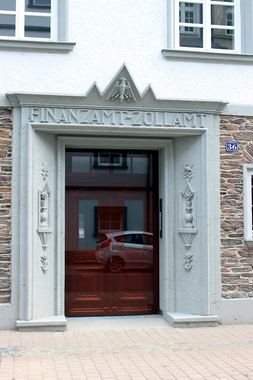 Eingang des Amtshauses mit der Aufschrift "Finanzamt-Zollamt" in Zell an der Mosel (2015)