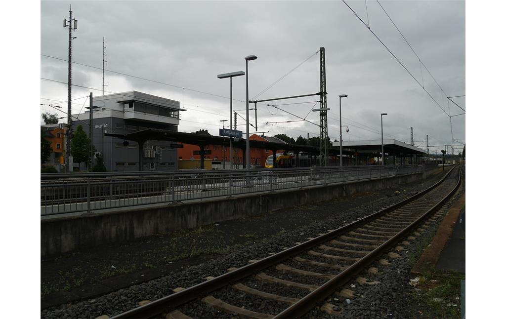 Bahnsteig am Hauptgebäude des Bahnhofs Limburg (2017)