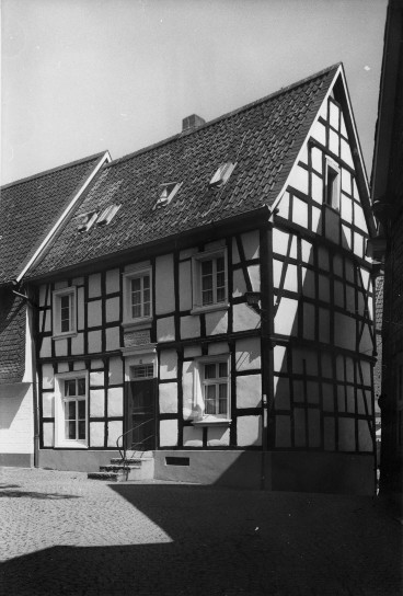 Wohn- und Geschäftshaus Op der Trapp, Kirchplatz 2 in Wülfrath (1978)