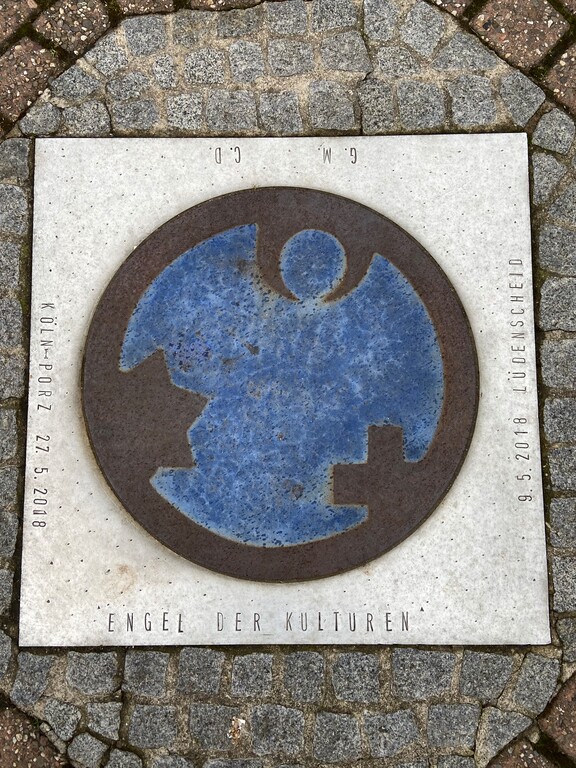 Kunstinstallation "Engel der Kulturen" des Künstlerpaares Carmen Dietrich und Gregor Merten auf dem Alfred-Moritz-Platz in Köln-Porz (2023).