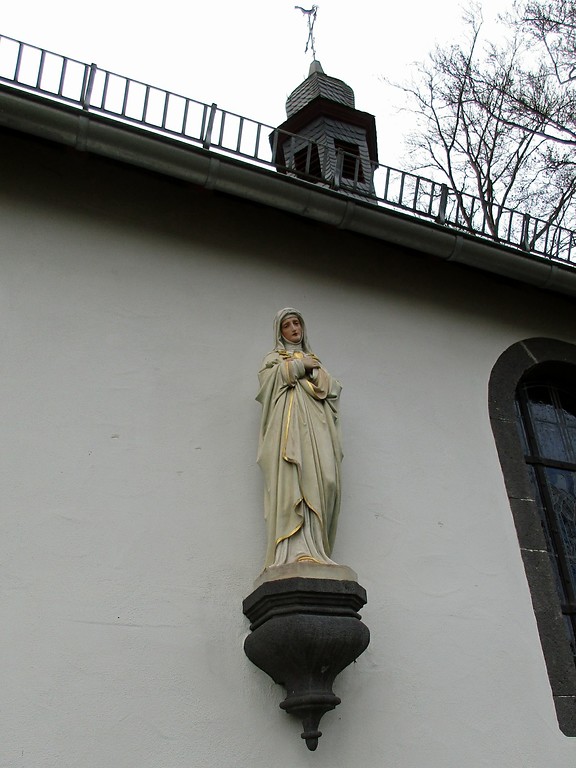 Marienfigur an der Ostseite der Waldkapelle in Kaisersesch (2015).