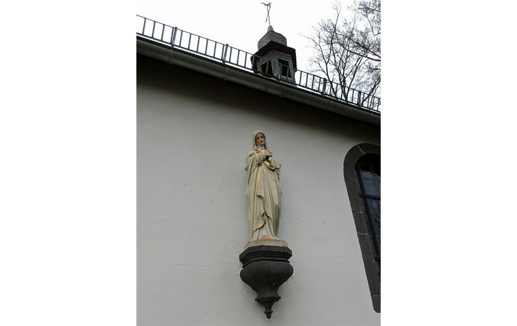 Marienfigur an der Ostseite der Waldkapelle in Kaisersesch (2015).