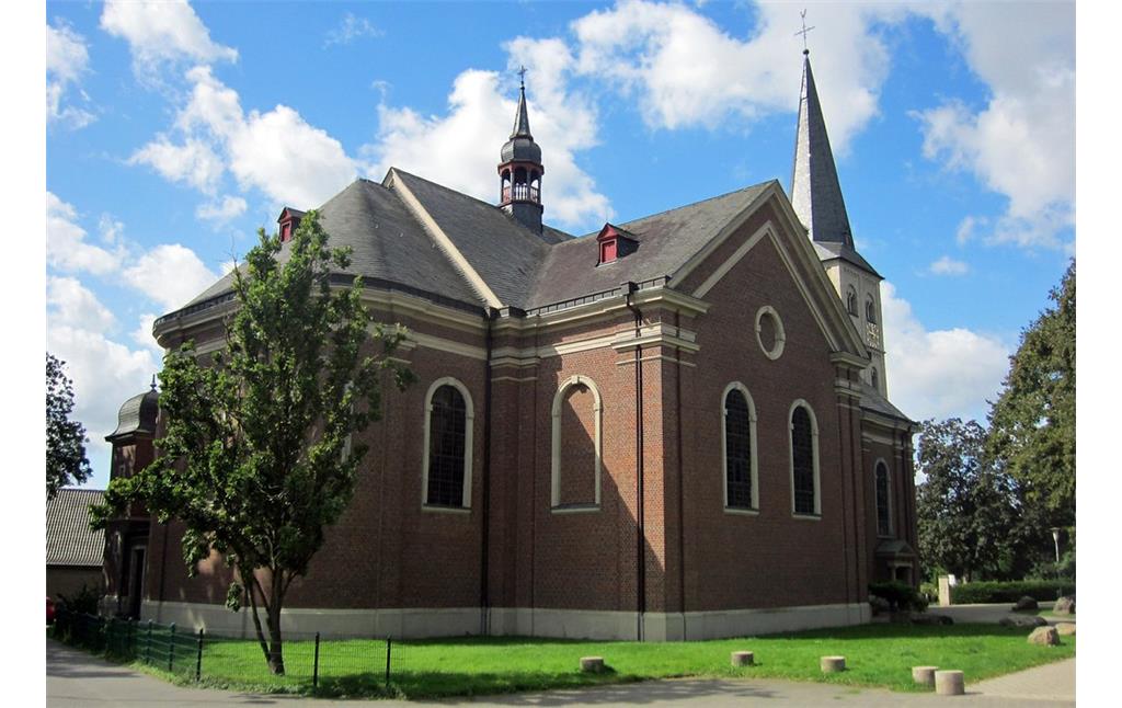 Die Pfarrkirche Sankt Stephanus in Elsen von Nordosten gesehen (2014)