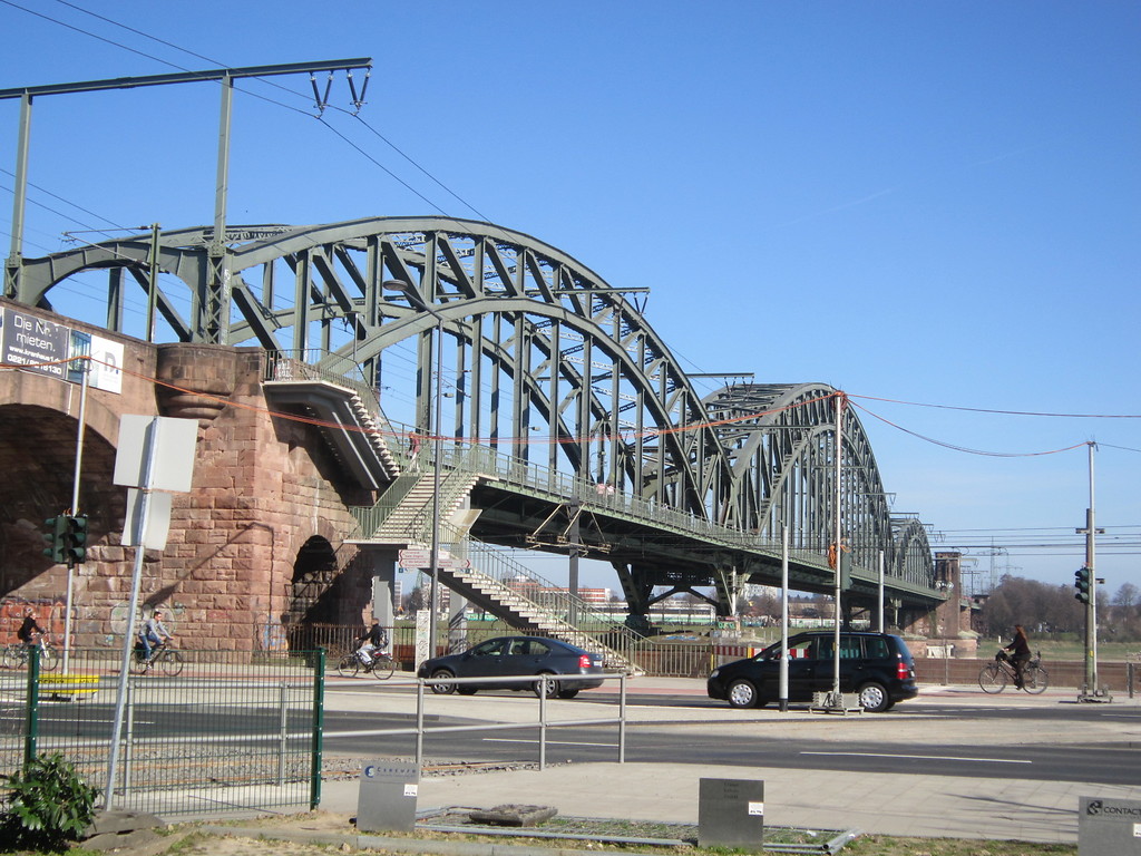 Südbrücke in Köln, vom Gustav-Heinemann-Ufer gesehen (2014)