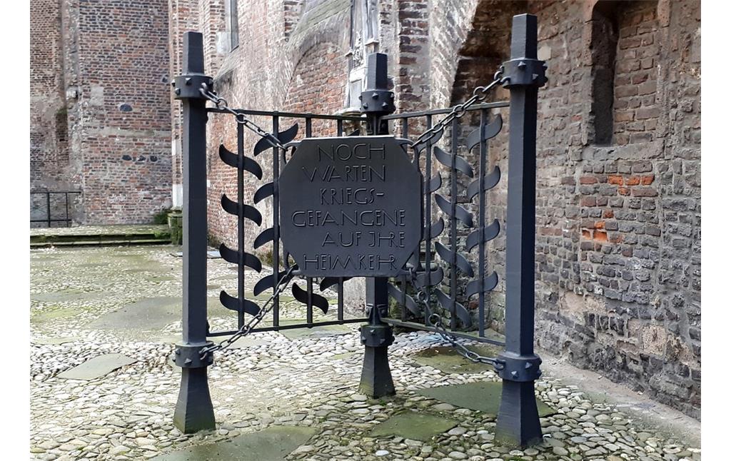 Kriegsgefangenen-Mahnmal im vorderen rechten Bereich der Kölner Kirchenruine Alt Sankt Alban (2017)