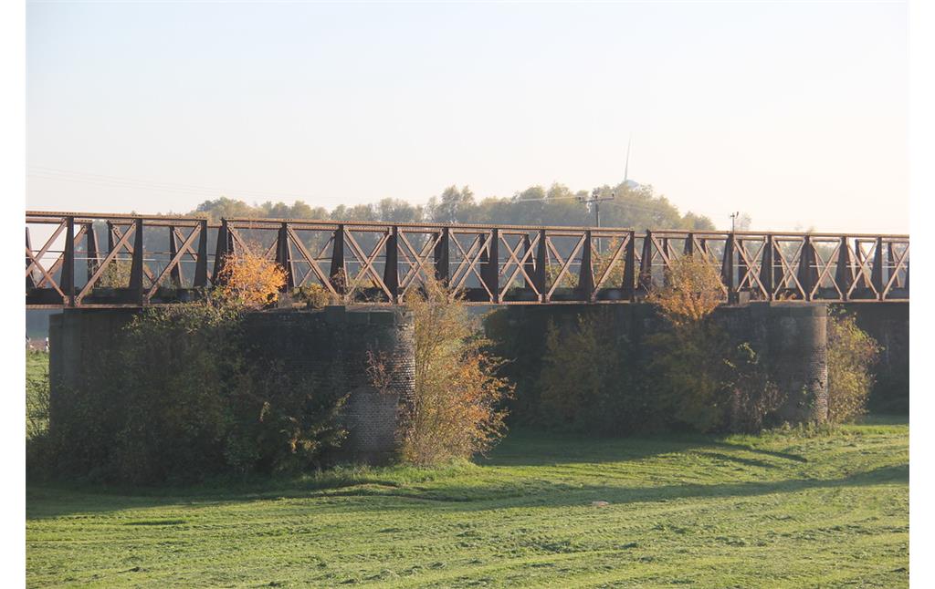 Brückenkörper der hochwasserfreien Eisenbahnbrücke der Trajekt-Bahnline Kleve-Elten bei Kleve-Griethausen (2015).
