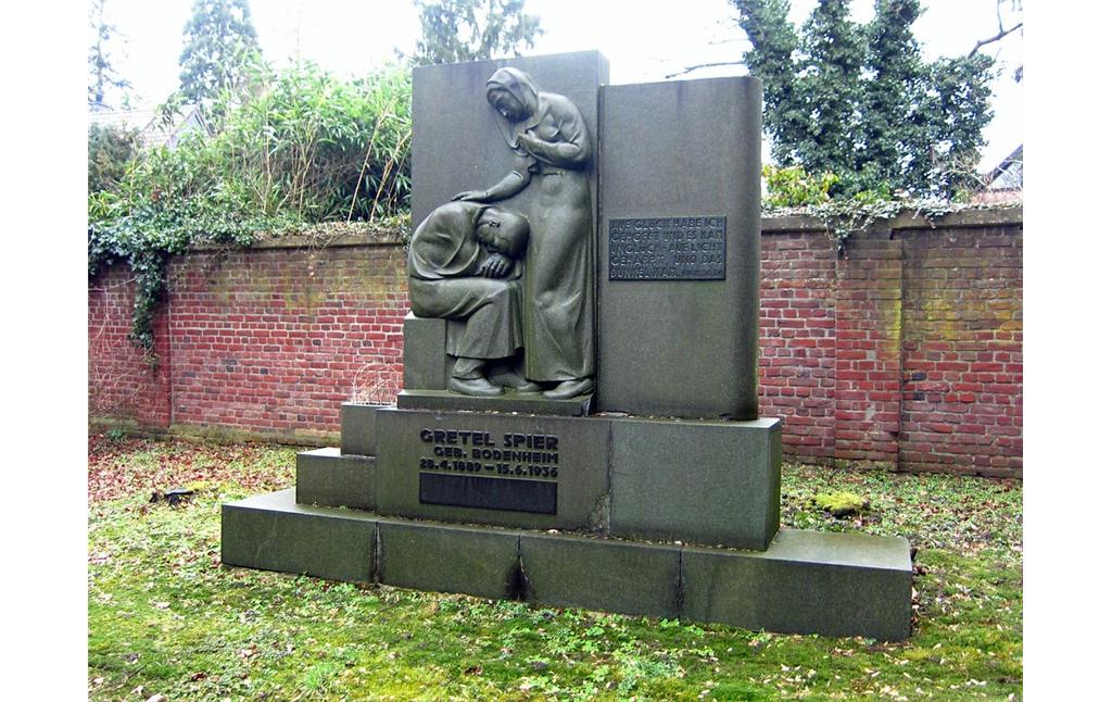 Südseite des 1936/37 von dem Bildhauer Leopold Fleischhacker (1882-1946) geschaffenen Grabmals der Gretel Spier (1889-1936) auf dem jüdischen Friedhof Roßweide in Mönchengladbach-Wickrath (2015)