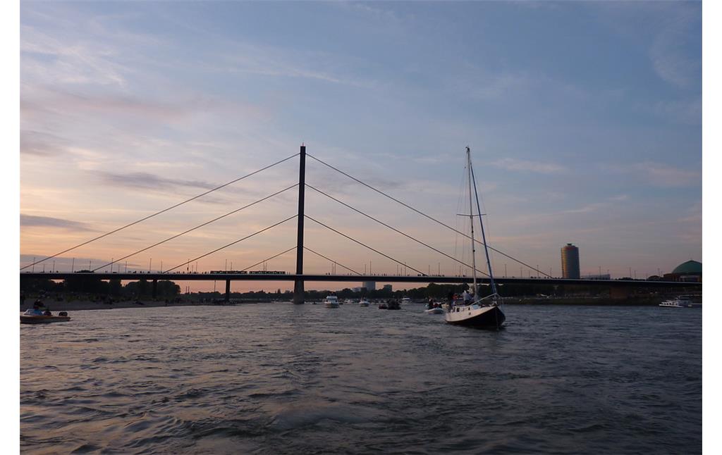 Die Oberkasseler Brücke in Düsseldorf in der Südansicht