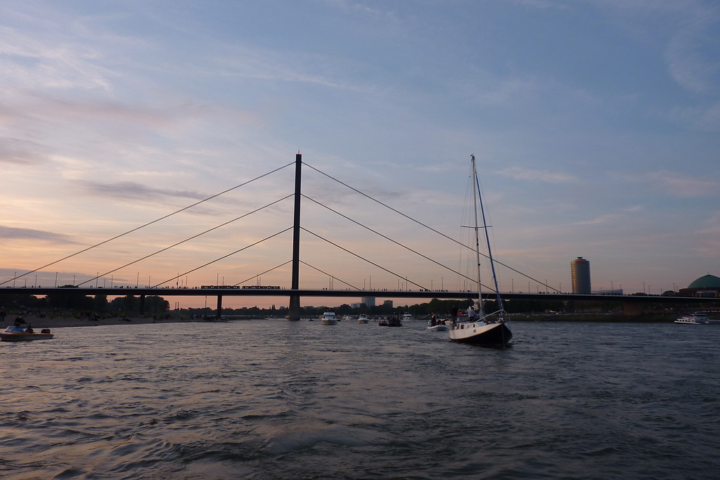 Die Oberkasseler Brücke in Düsseldorf in der Südansicht