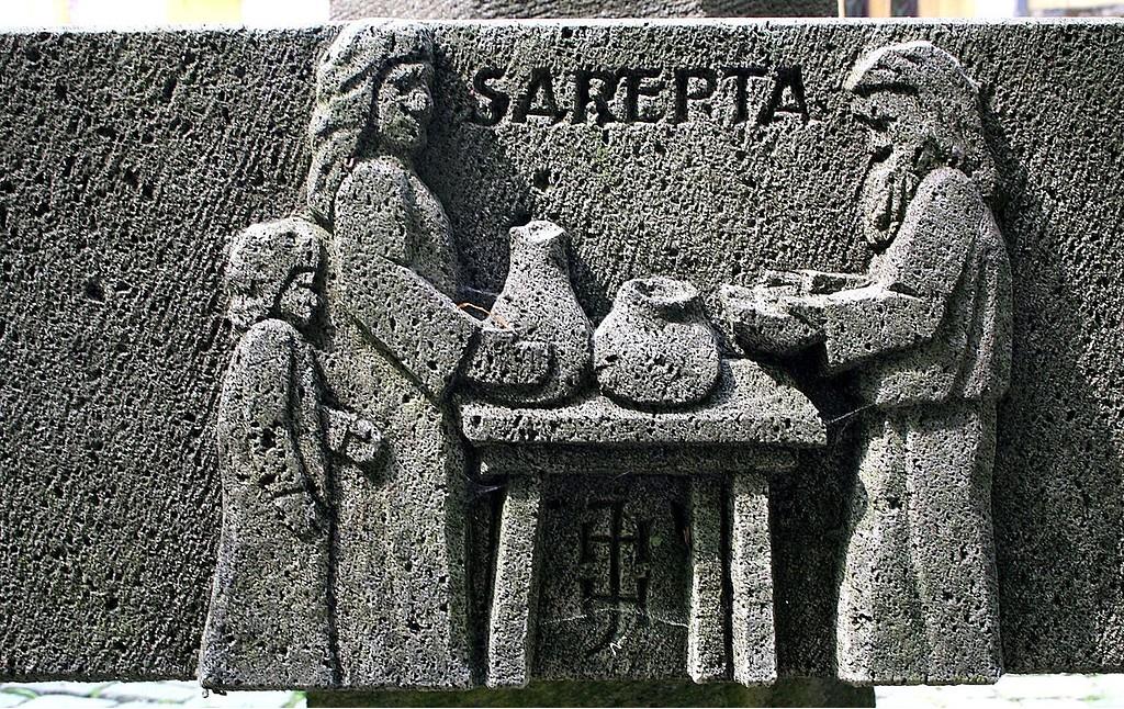 Simonsbrunnen an der Abtei Sayn (2006): Der Prophet Elija hilft der Witwe von Sarepta.