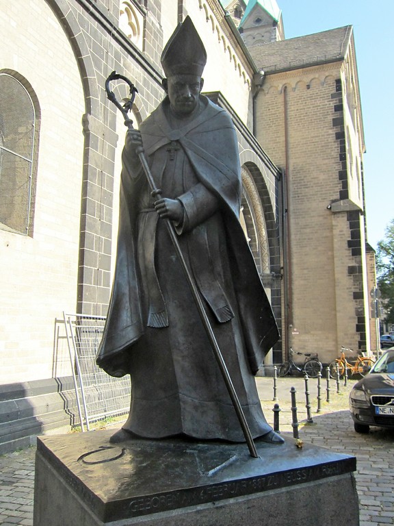 Denkmal für den Kölner Erzbischof Joseph Kardinal Frings neben dem Neusser Quirin-Münster (2014).