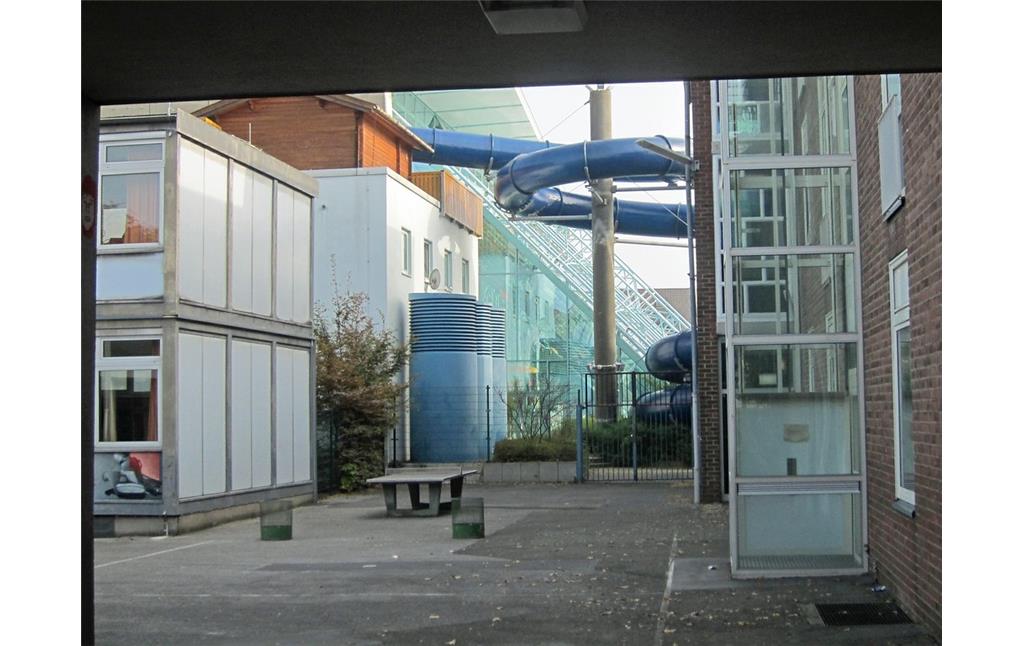 Sicht auf das Agrippabad in Köln von der Katholischen Hauptschule Großer Griechenmarkt aus (2012).