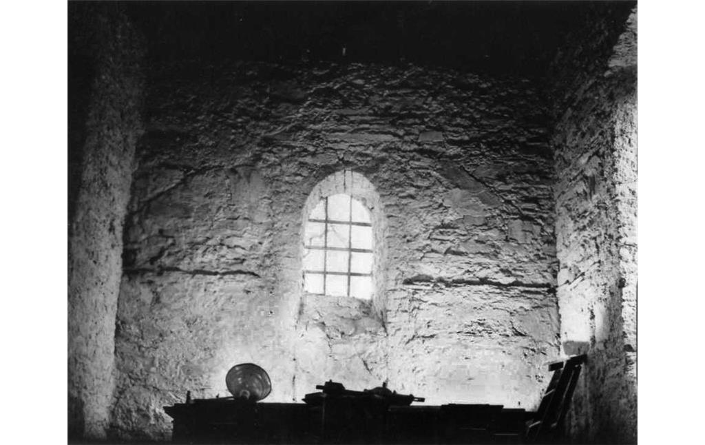 Chor, Ostwand, mit Giebel des romanischen Baues der Schlickumer Kapelle (1965).