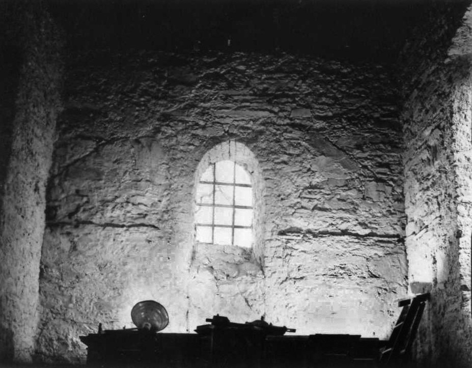 Chor, Ostwand, mit Giebel des romanischen Baues der Schlickumer Kapelle (1965).