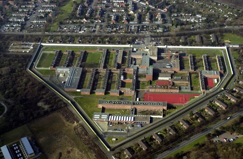 Undatiertes Schrägluftbild der Justizvollzugsanstalt Köln-Ossendorf, aufgenommen von Osten her.