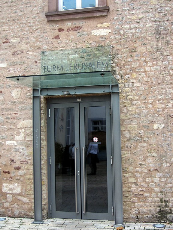 Heutiger Eingang zum früheren Wohnturm "Turm Jerusalem" am Trierer Domfreihof (2013)