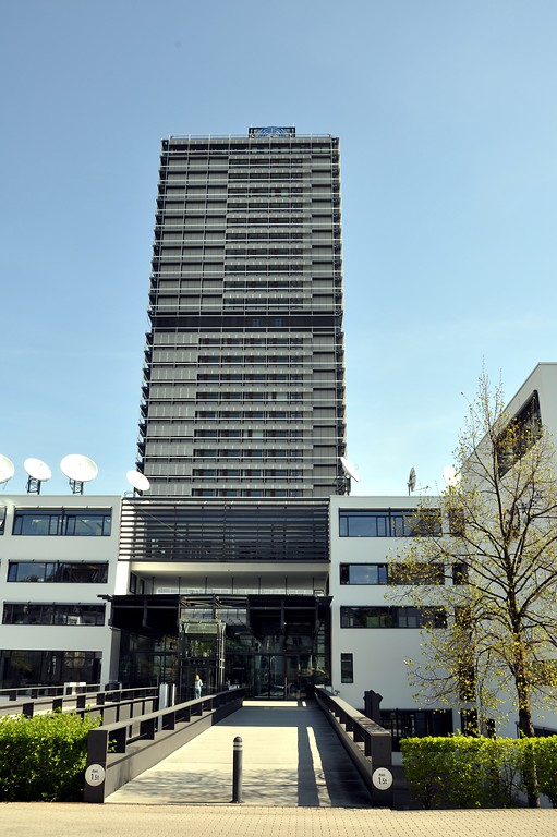 Eingangsbereich des sogenannten Schürmann-Baus, des Sitzes der Deutschen Welle in Bonn (2015); im Hintergrund das ehemalige Abgeordneten-Hochhaus "Langer Eugen".