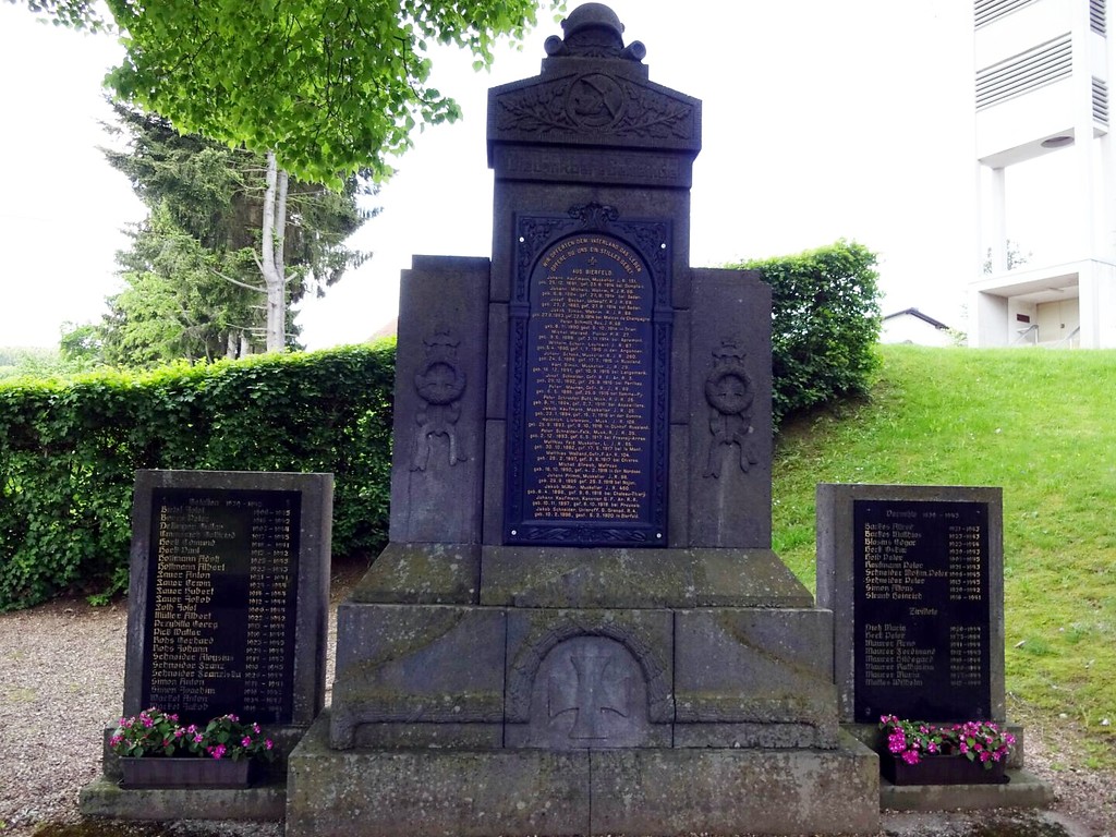 Frontansicht des Kriegerdenkmals in Bierfeld (2016).