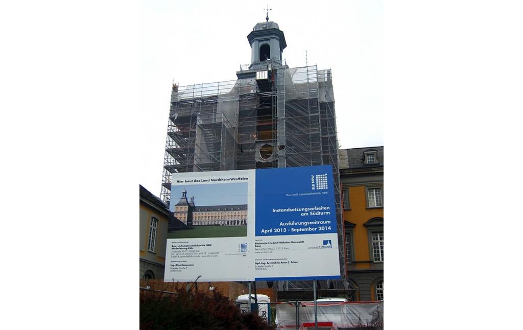 Eingerüsteter Südturm des Hauptgebäudes der Rheinischen Friedrich-Wilhelms-Universität Bonn (ehemaliges Kurfürstliches Schloss) während Instandsetzungsarbeiten (2013)