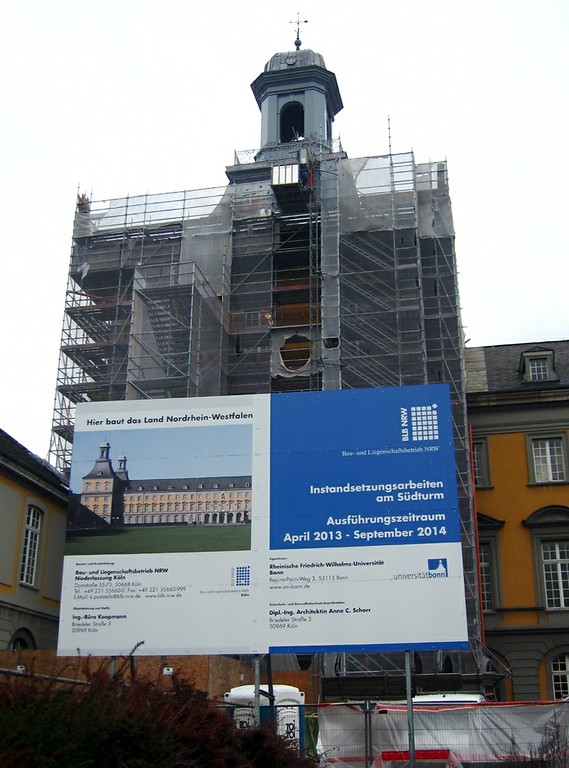 Eingerüsteter Südturm des Hauptgebäudes der Rheinischen Friedrich-Wilhelms-Universität Bonn (ehemaliges Kurfürstliches Schloss) während Instandsetzungsarbeiten (2013)