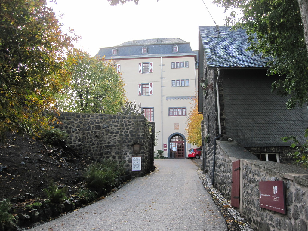 Blick auf den Innenhof von Schloss Westerburg und die Zufahrt über die Graf-Konrad-Straße (2013)