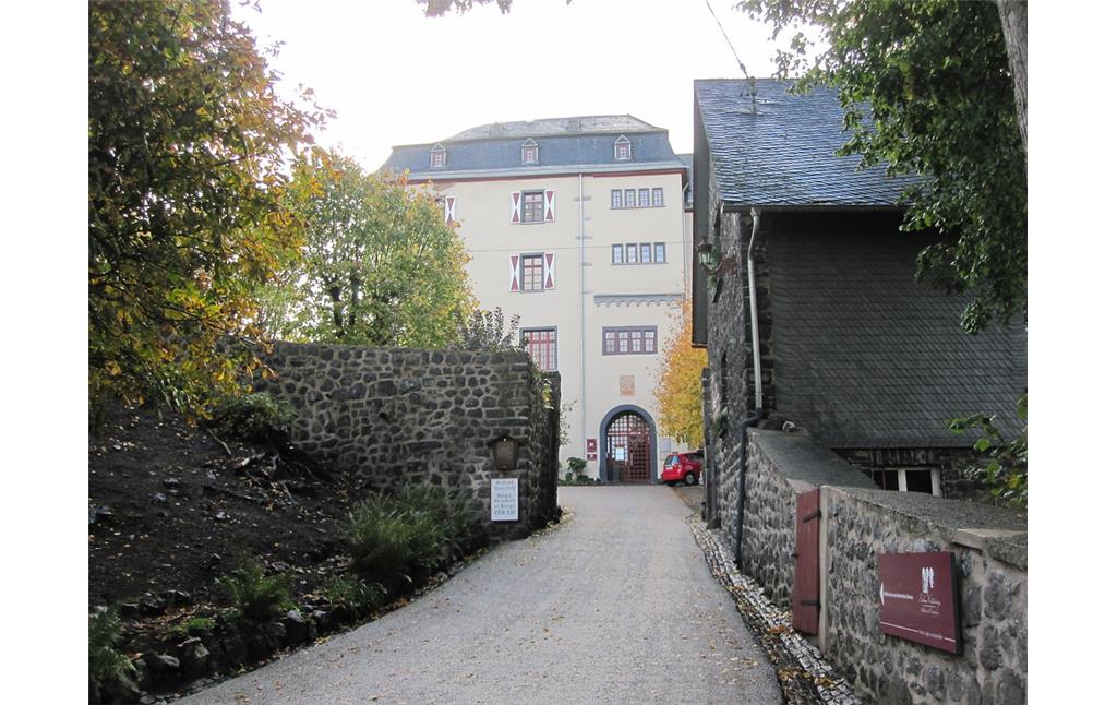 Blick auf den Innenhof von Schloss Westerburg und die Zufahrt über die Graf-Konrad-Straße (2013)