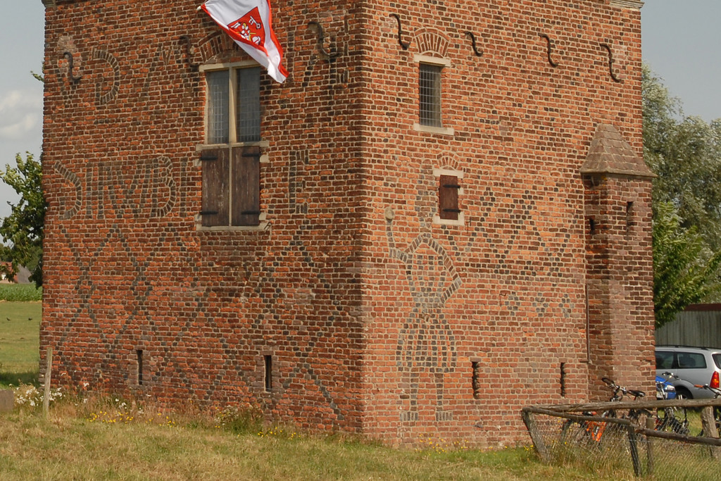 Backsteinmosaiken in der Fassade des Halderner Battenbergturms (Aufnahme 2008): Auf der Südseite die Jahresangabe VDMI (für 1506) und die Initialen AE des wahrscheinlichen Erbauers Amelongh von Escharden, der wiederum auf der Ostseite in Harnisch mit Lanze und Kanonenkugel dargestellt ist.