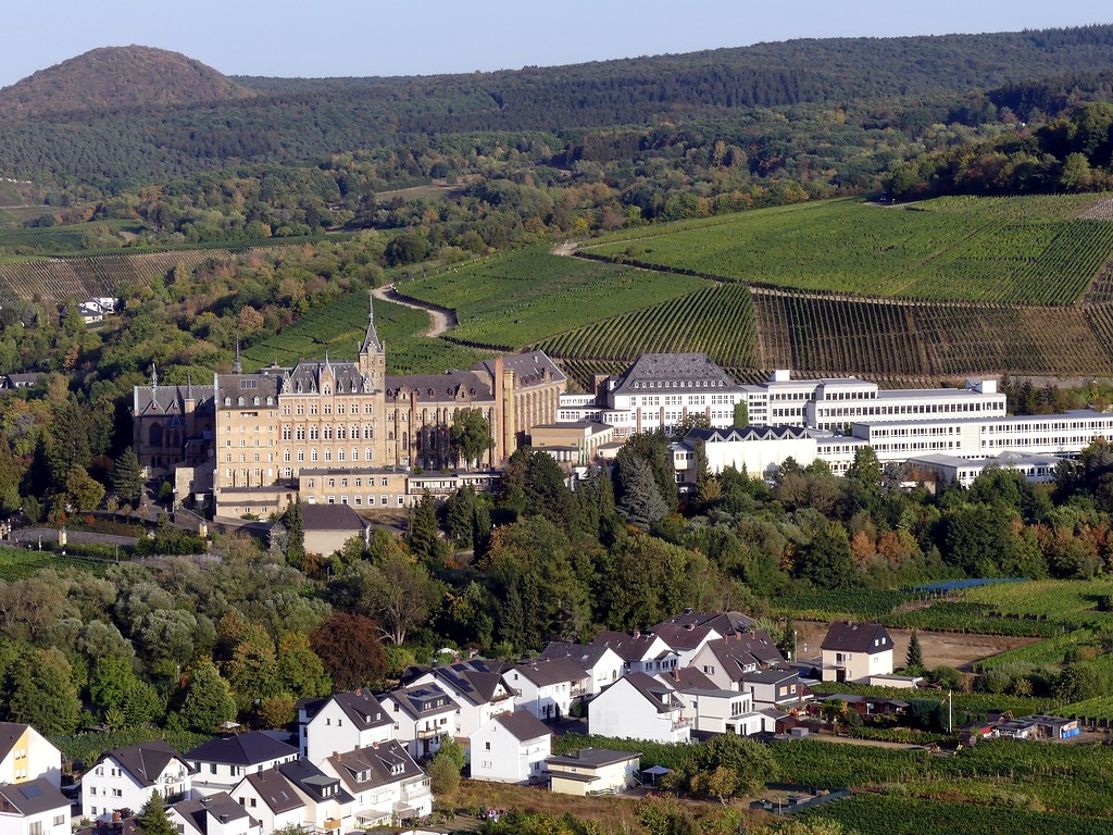 Nordwestliche Ansicht des gesamten Gebäudekomplexes Kloster Calvarienberg in Ahrweiler (2018).
