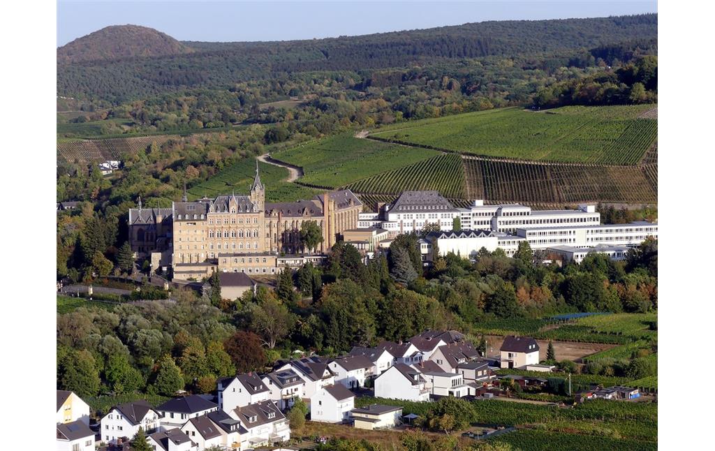 Nordwestliche Ansicht des gesamten Gebäudekomplexes Kloster Calvarienberg in Ahrweiler (2018).