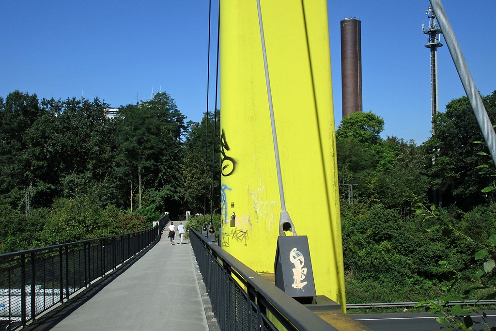 Blick auf die vom Duisburger Stadtwald aus über die Bundesautobahn A3 führende "Expo-Brücke" (2015).