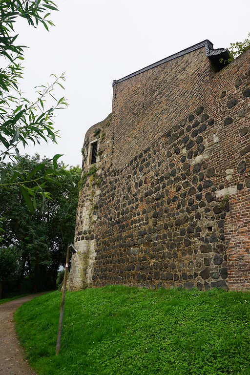Stadtmauer Zons, Südostecke vom Graben aus gesehen (2017)