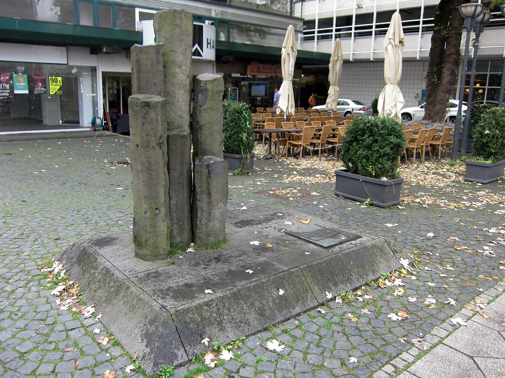 Seitenansicht des Mahnmals auf dem Standort der ehemaligen Synagoge in Krefeld (Ecke Marktstraße / Petersstraße, heute An der alten Synagoge) (2014).