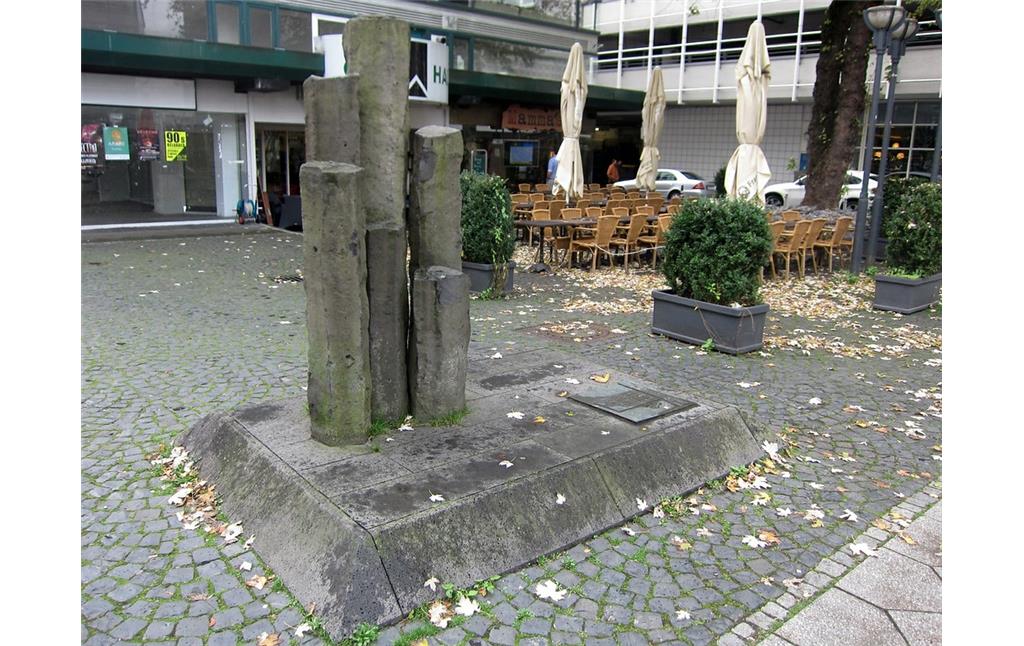 Seitenansicht des Mahnmals auf dem Standort der ehemaligen Synagoge in Krefeld (Ecke Marktstraße / Petersstraße, heute An der alten Synagoge) (2014).