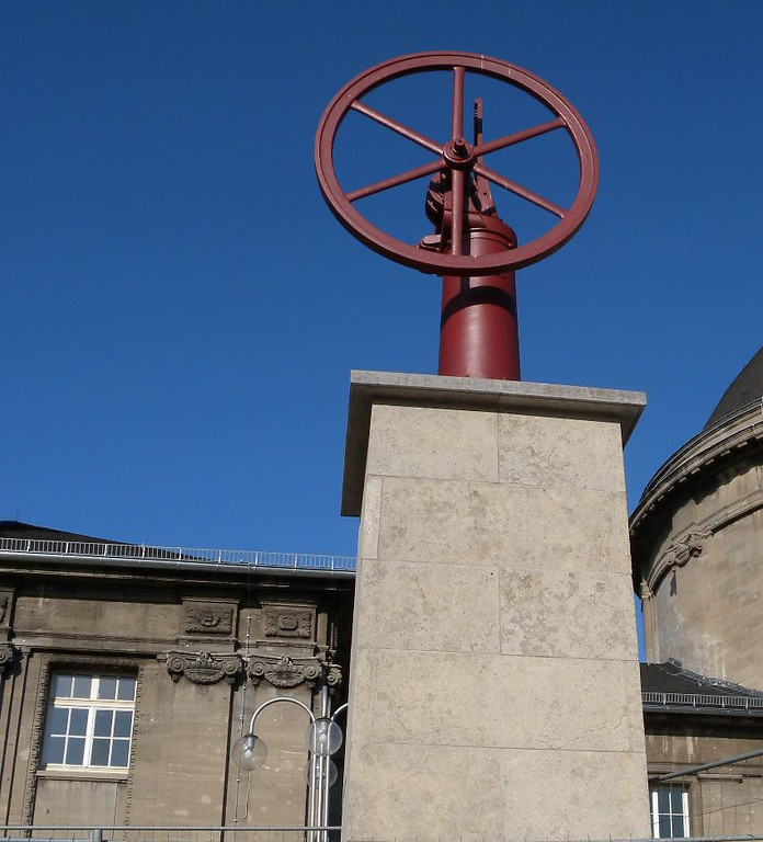 Ein originaler "atmosphärischer Gasmotor" des Erfinders Nikolaus August Otto. Dieses Denkmal wurde zu seinen Ehren auf dem Bahnhofsvorplatz in Köln-Deutz aufgestellt (2011).