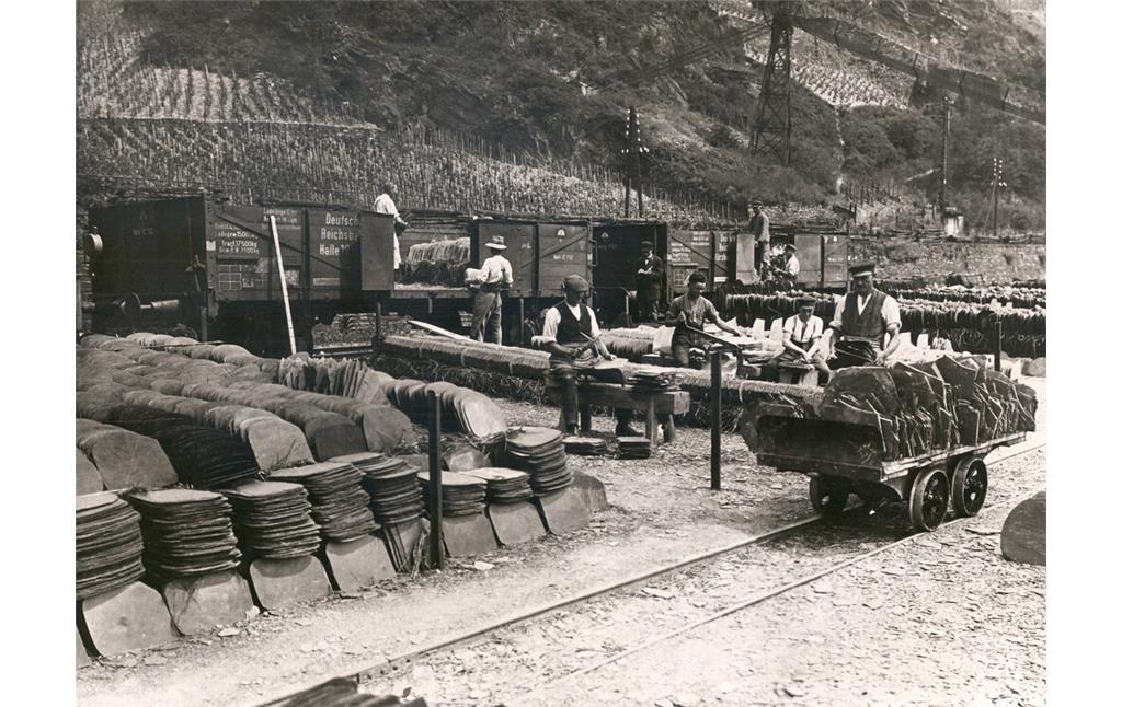 Dachschieferbergbau in Kaub: In Reihen aufgesetzte fertige Leien vor der Bahnverladung (1920er Jahre)