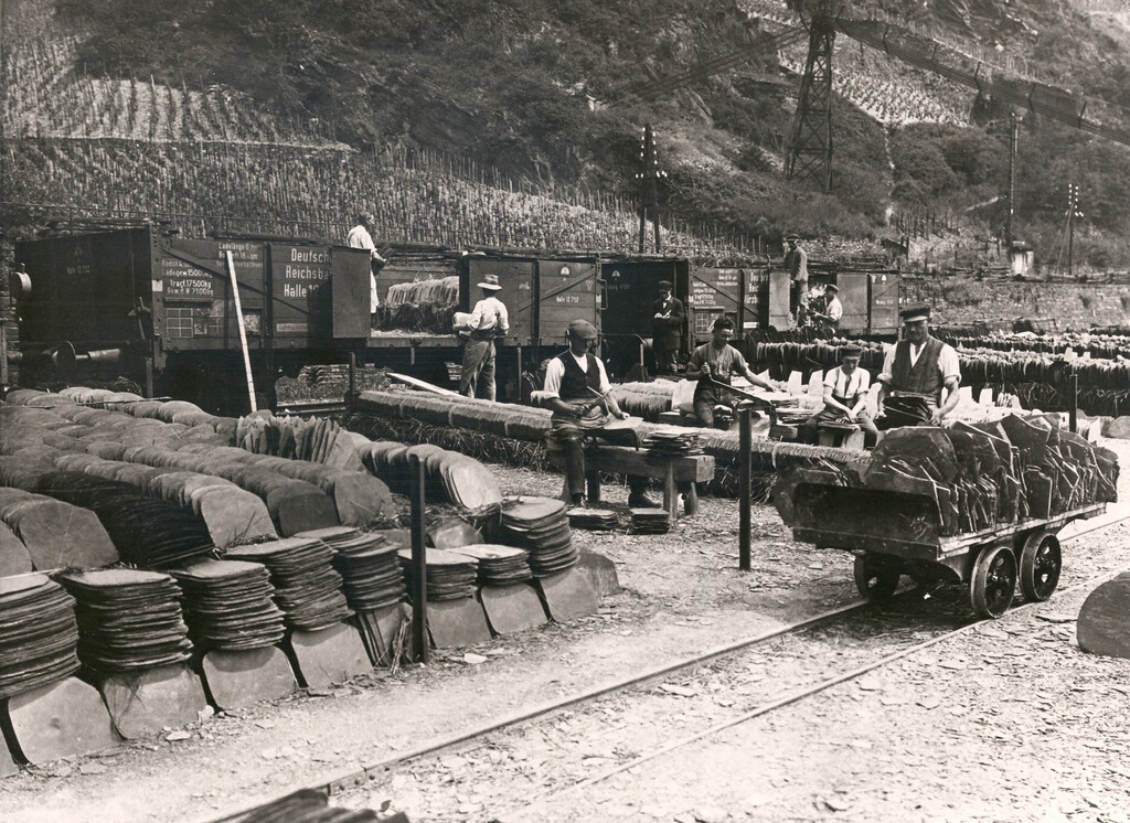 Dachschieferbergbau in Kaub: In Reihen aufgesetzte fertige Leien vor der Bahnverladung (1920er Jahre)