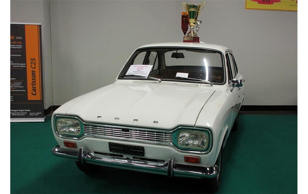 Ein Ford-PKW des 1967-1974 hergestellten Typs Escort Mk 1 in der Oldtimer-Ausstellung "Retro Classics Cologne" 2017.