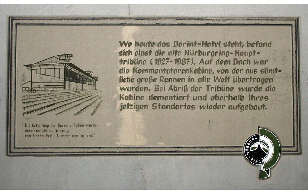 In historisierender Gestaltung gehaltene Informationen zur Geschichte der Automobilrennstrecke Nürburgring, an einer Wand im dortigen alten Fahrerlager (2020).